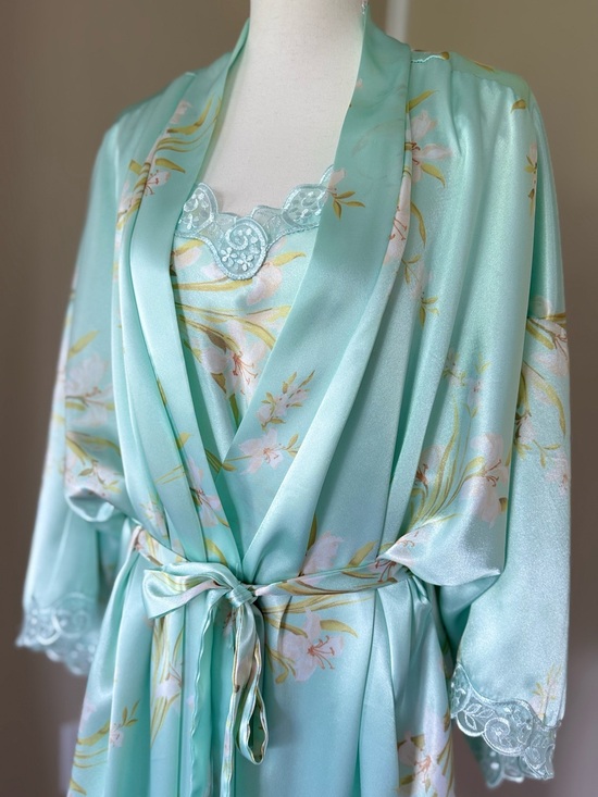 American Vintage Other - Vintage chemise robe set Mint Floral Satin Robe & Chemise Set Lace Trim Plus Siz